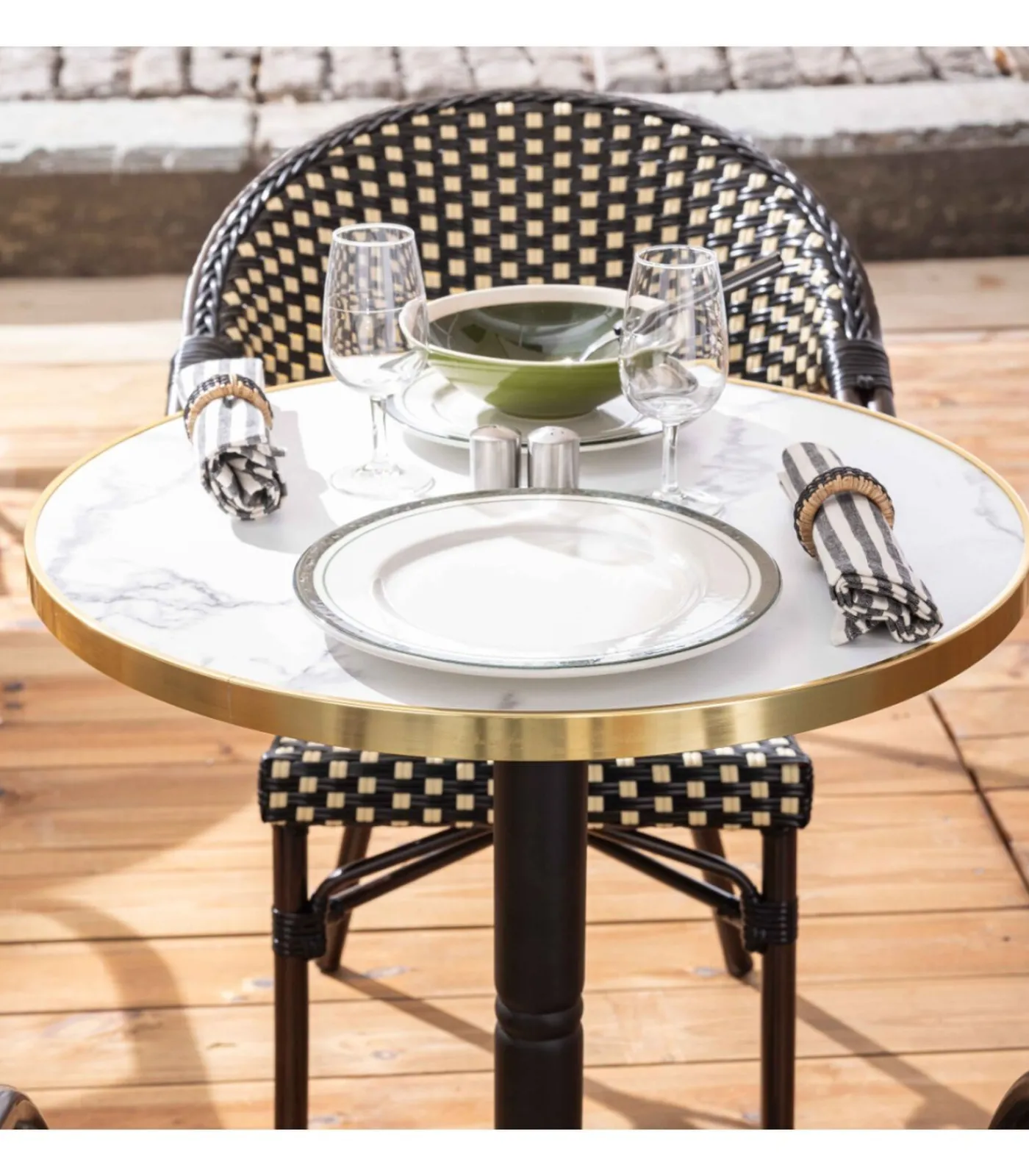 Oviala 60 cm witte marmeren verstelbare terrastafel en 2 zwarte stoelen