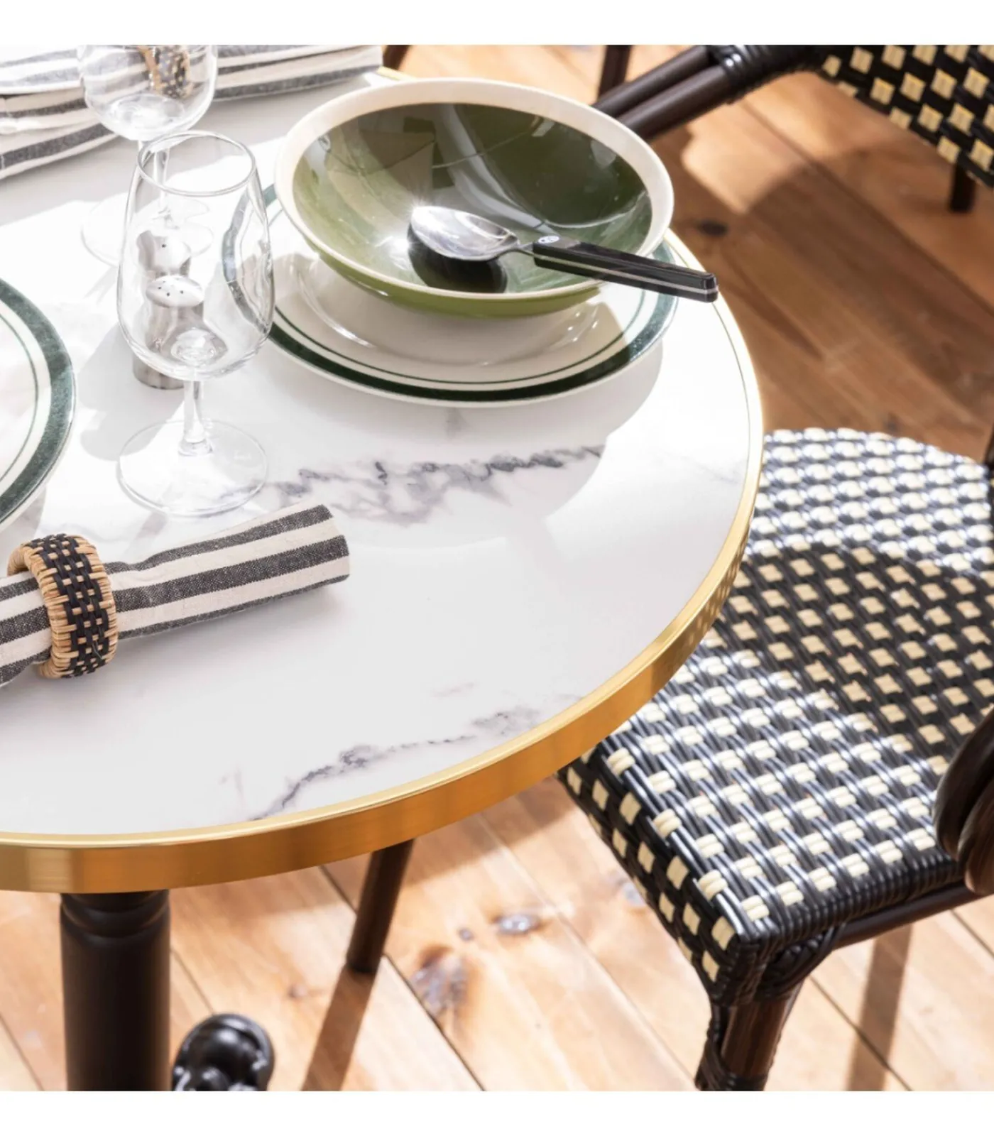 Oviala 60 cm witte marmeren verstelbare terrastafel en 2 zwarte stoelen