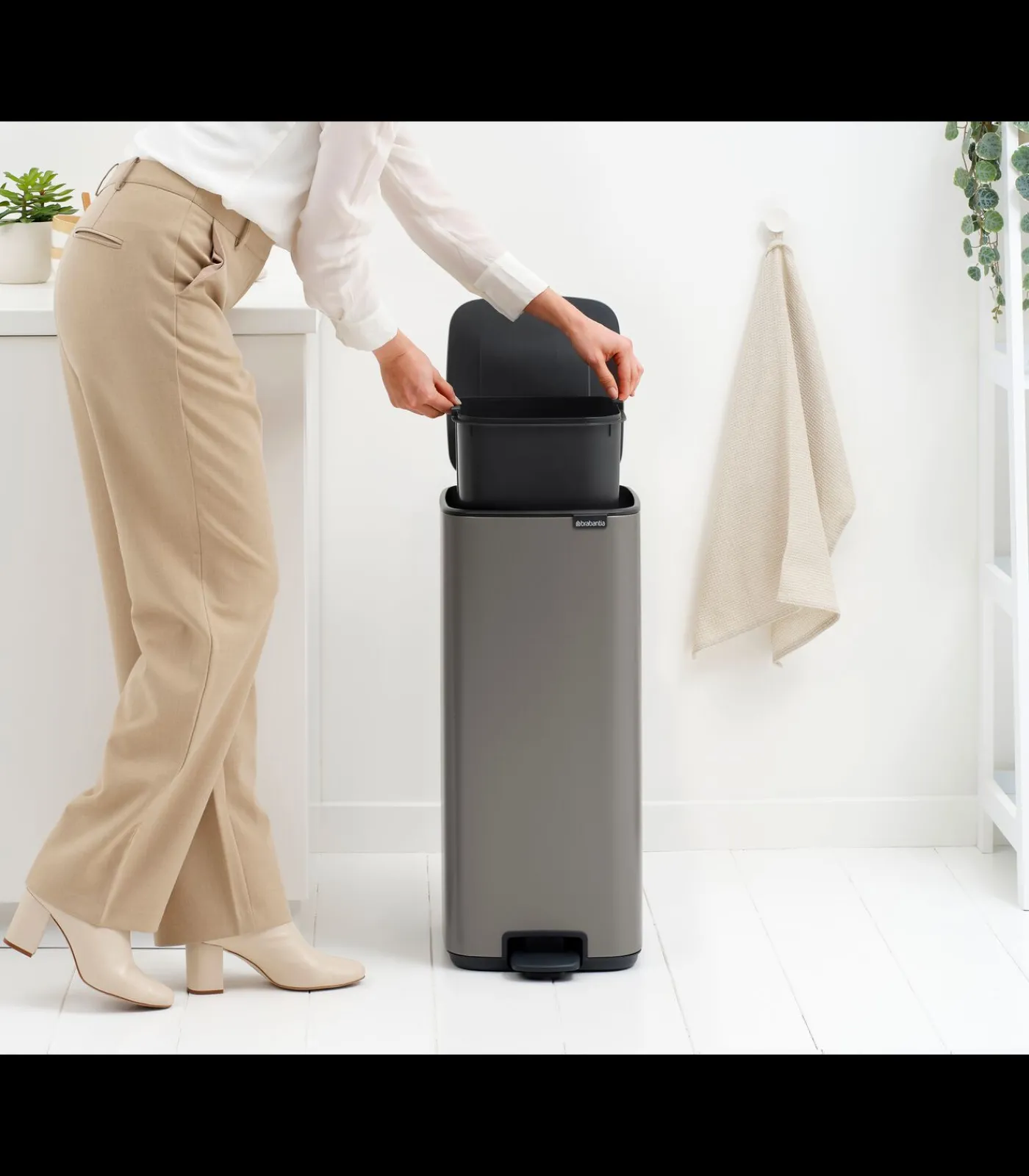 Brabantia Bo Pedaalemmer, 30 liter, stil sluitend, kunststof binnenemmer - Platinum