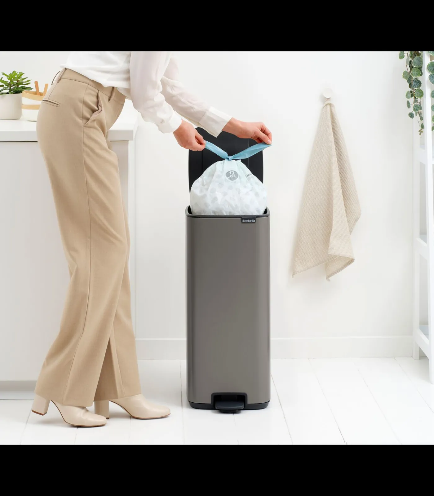 Brabantia Bo Pedaalemmer, 30 liter, stil sluitend, kunststof binnenemmer - Platinum