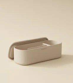 Cosmic ALIFE Plankpakket. Bevat een handdoekring en een organizer. Gemaakt van ABS met een minimalistisch en functioneel design. Set organizer-accessoires voor de Alife plank. Kleur: zandgrijs.