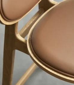 Tikamoon Counterstoel Maia in massief eikenhout en leer