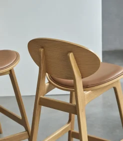 Tikamoon Counterstoel Maia in massief eikenhout en leer