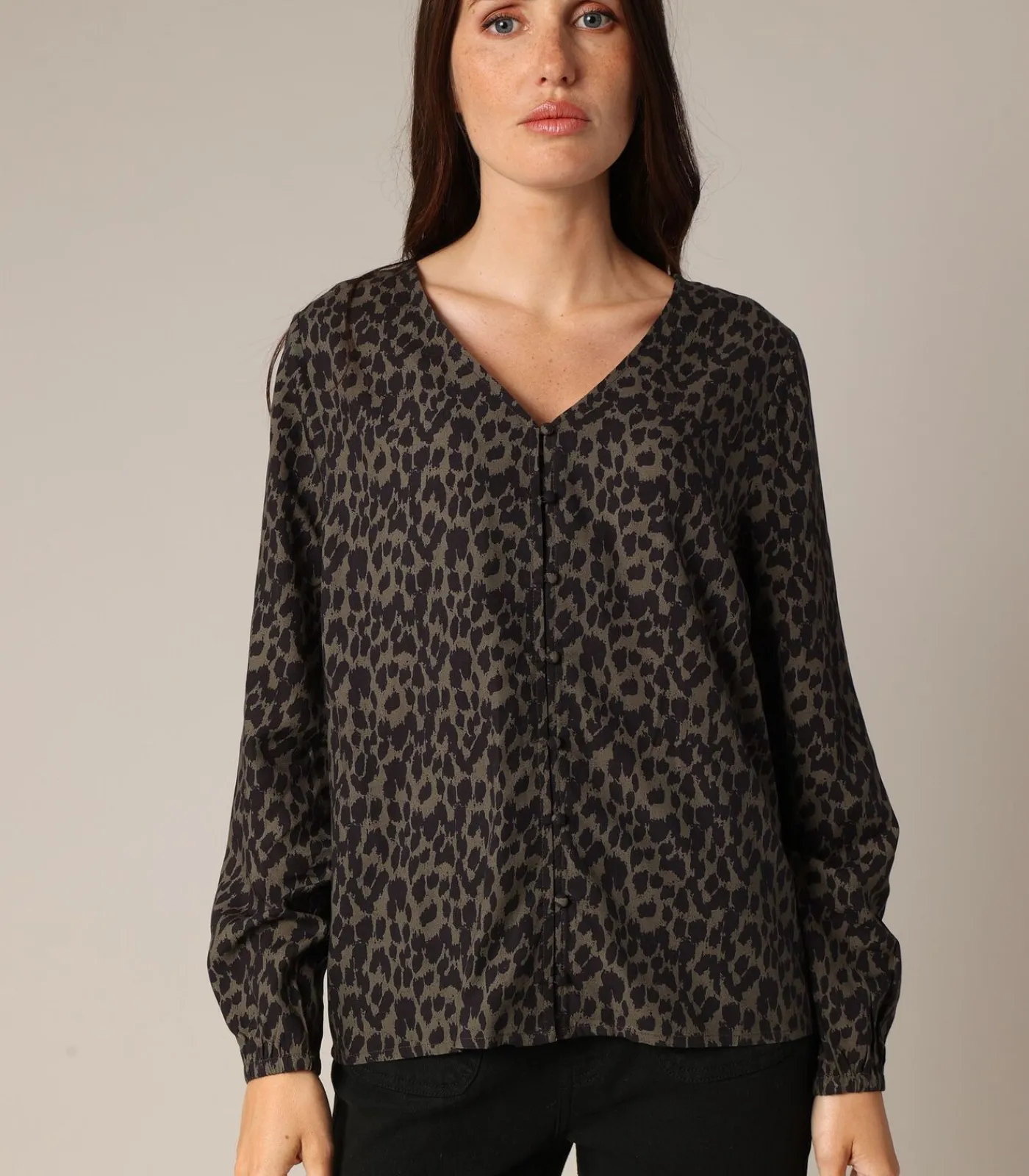 DAMES Deeluxe DANILY - Soepelvallende blouse met luipaardprint en V-hals