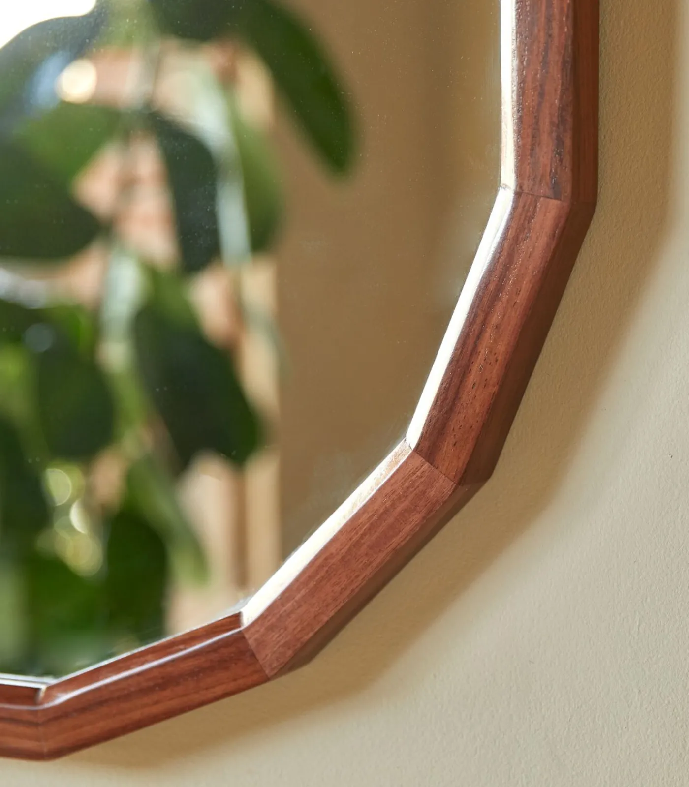 Tikamoon Decoratieve spiegel in massief palissanderhout 80x70 cm Jade