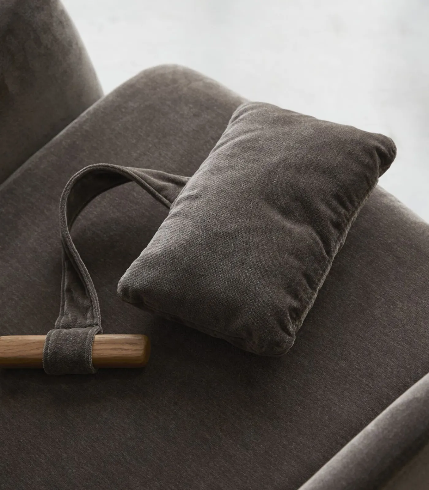 Tikamoon Fauteuil van massief eikenhout en grijs fluweel