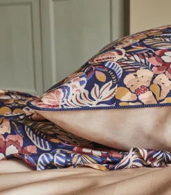 Clearance Folk Flowers - Laken in katoen satijn met print 180x290cm Lakens