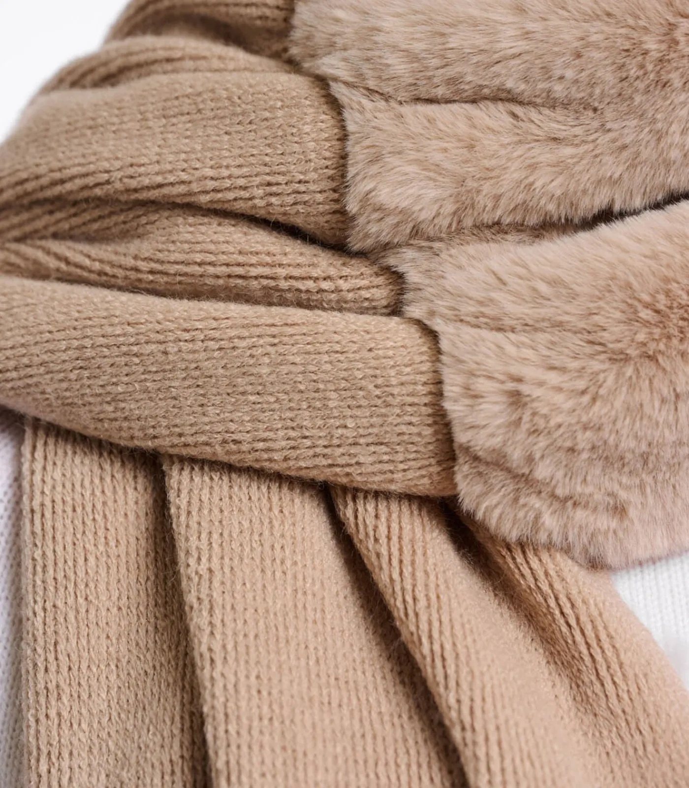 Clearance Gebreide sjaal met imitatiebont detail Oat OS DAMES Sjaals