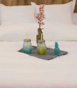 Linandelle Lichtgewicht synthetisch zomerdekbed in wit polyester 240x260 cm