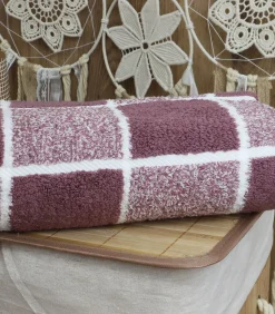 Linandelle Lichtroze katoenen geruite handdoek 50x100 cm