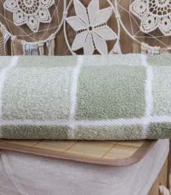 Linandelle Lichtroze katoenen geruite handdoek 50x100 cm