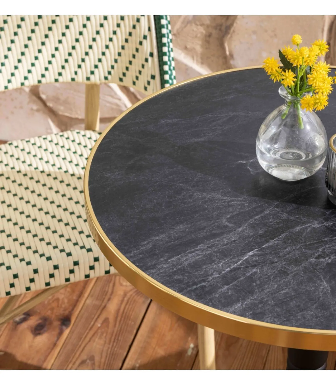 Hot Liggende zwartmarmeren terrastafel van 60 cm en 2 groene stoelen Tuinmeubelen