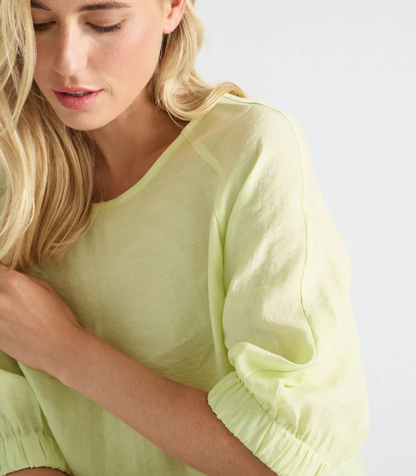 DAMES Marie Méro Limoen kleurig bloesje met driekwart mouw en rekker afgewerkt