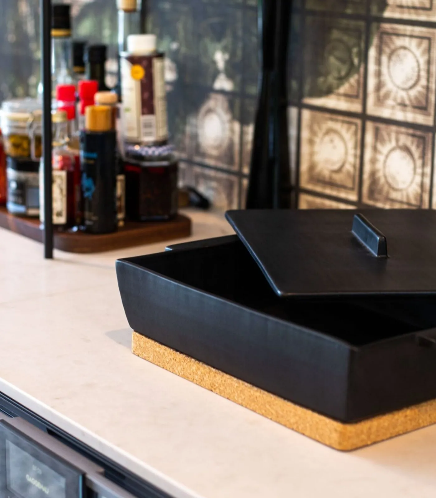 DUTCHDELUXES Luxe - Keramiek - Ovenschaal met deksel - Inclusief onderzetter van kurk - Zwart