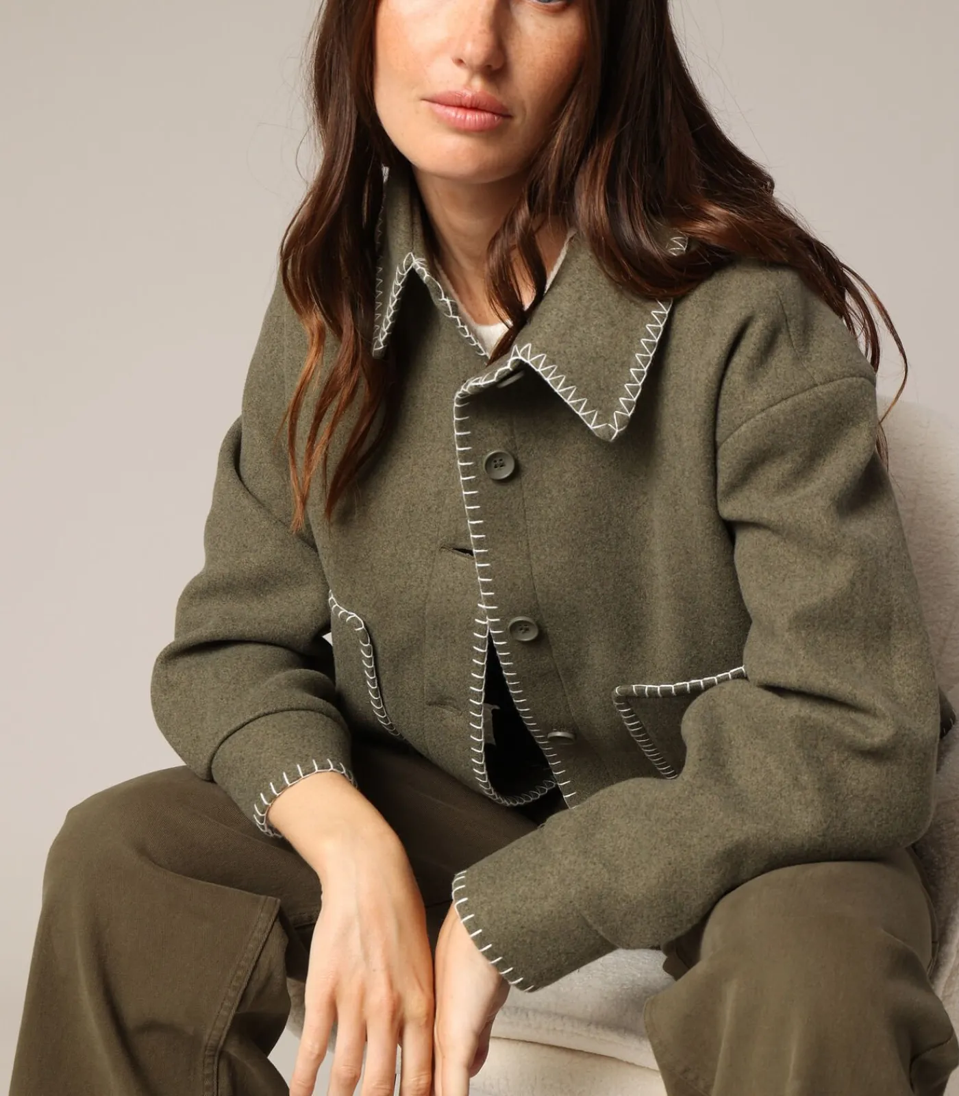 METZA - Kort jasje met contrasterende stiksels en grote opgestikte zakken DAMES Jassen