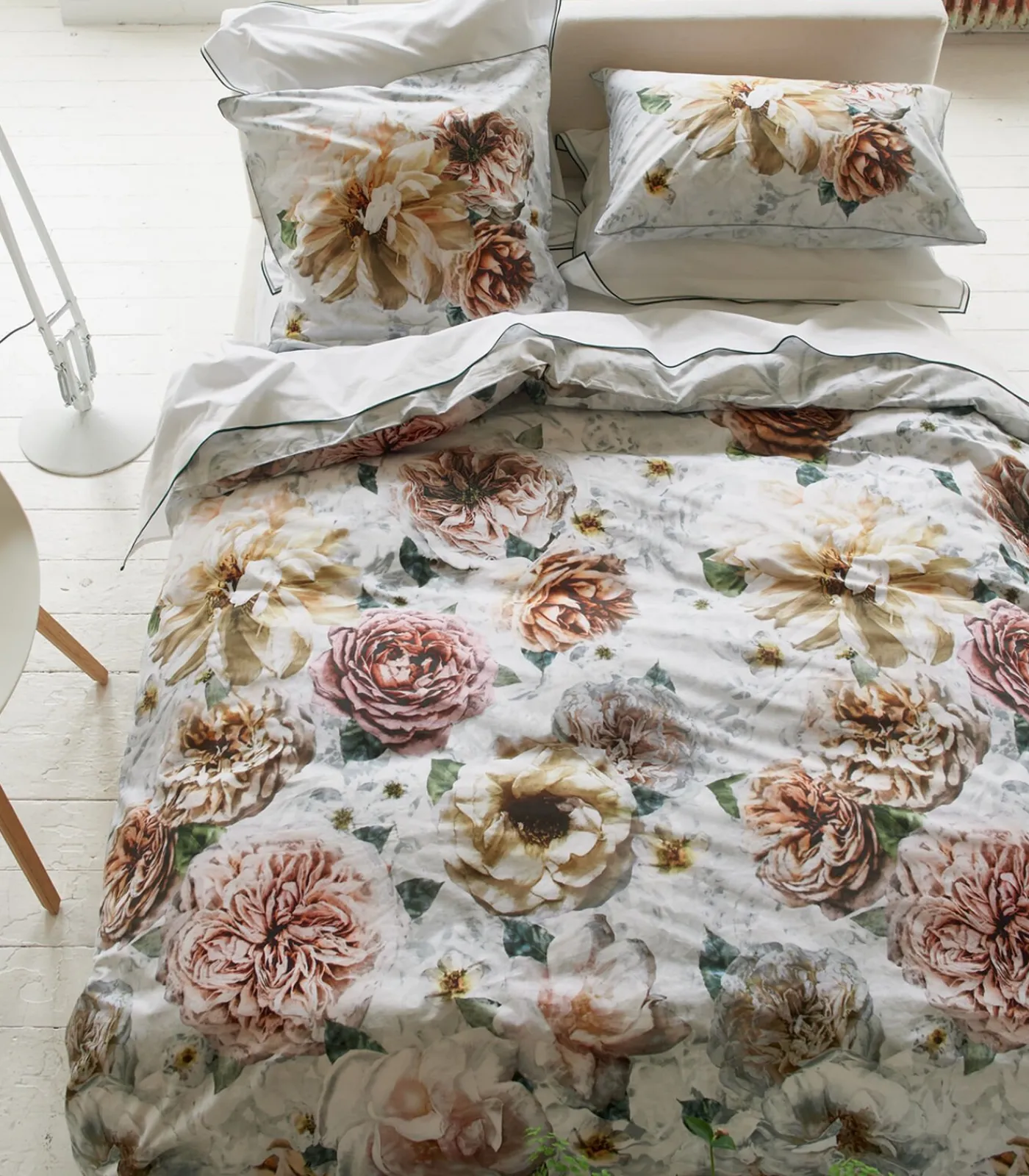 DESIGNERS GUILD Pahari Tuberose - Kussensloop in katoen perkal met print