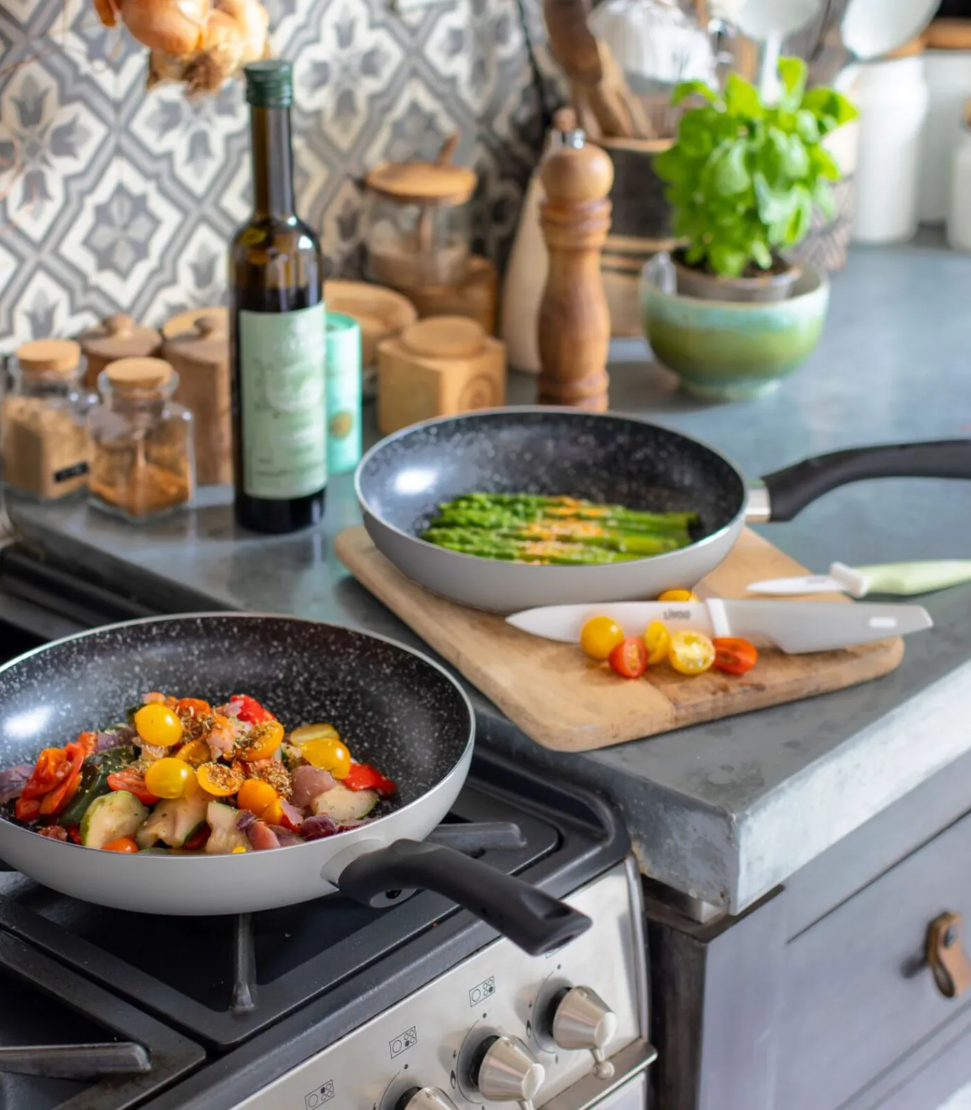 Livoo Set van 2 koekenpannen met steenmotief