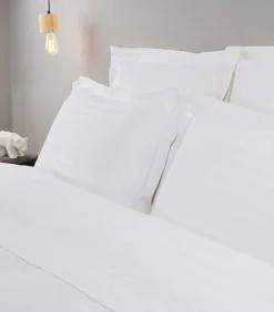 Linandelle Set van 2 luxe gestreepte kussenslopen in Wit katoensatijn 65x65 cm