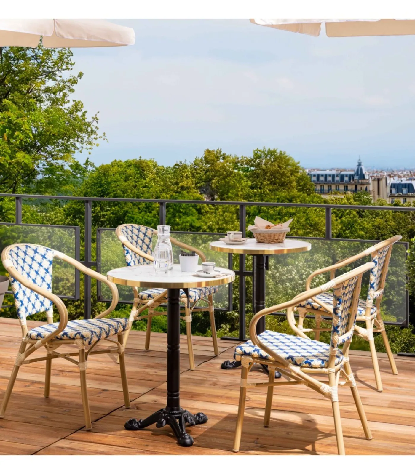 Oviala Set van wit marmeren terrastafel en 2 blauwe stoelen