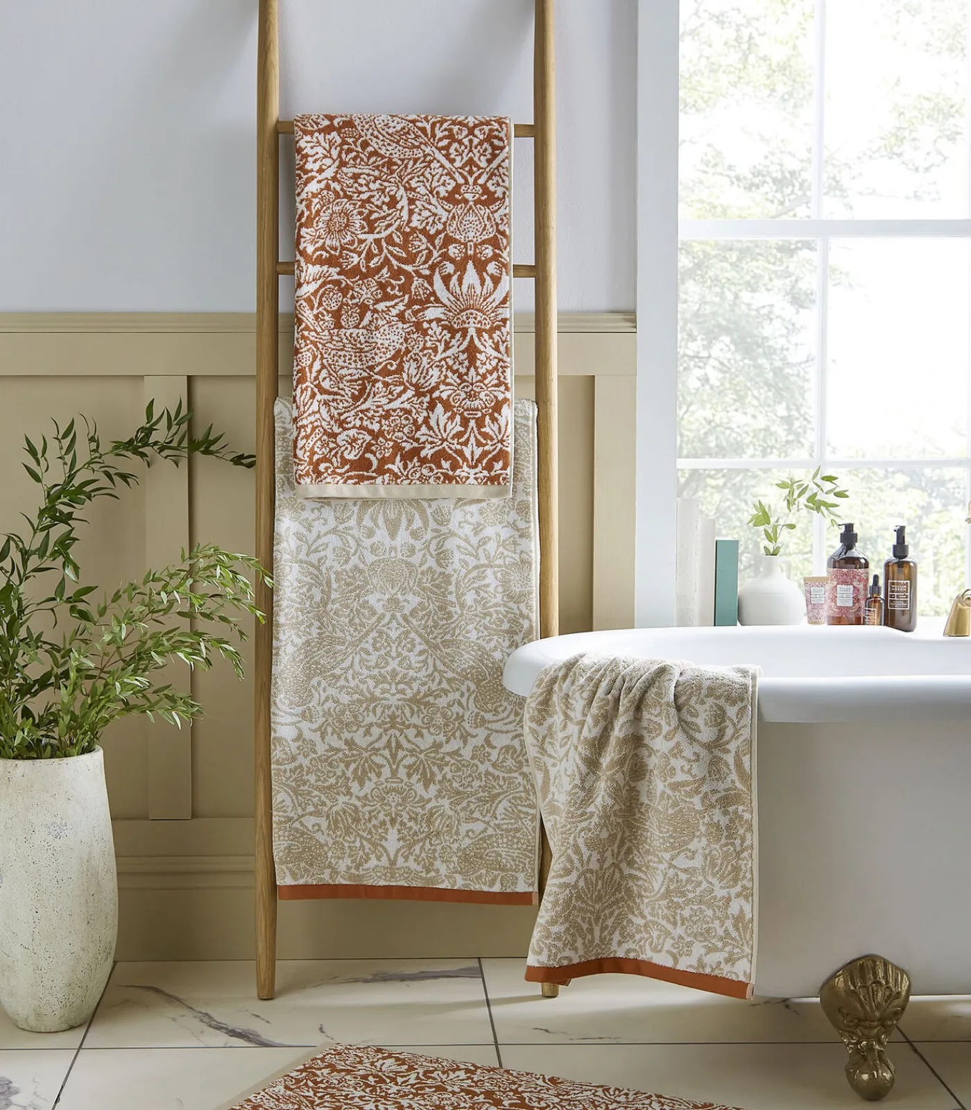 William Morris at Home Strawberry Thief Linen-rust Badhanddoek