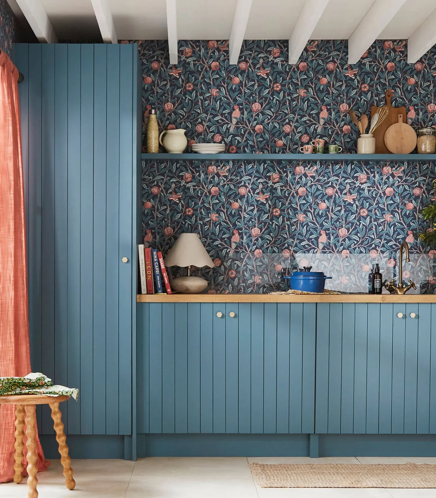 Vliesbehang Bird & Pomegranate Navy Blue Wanddecoratie