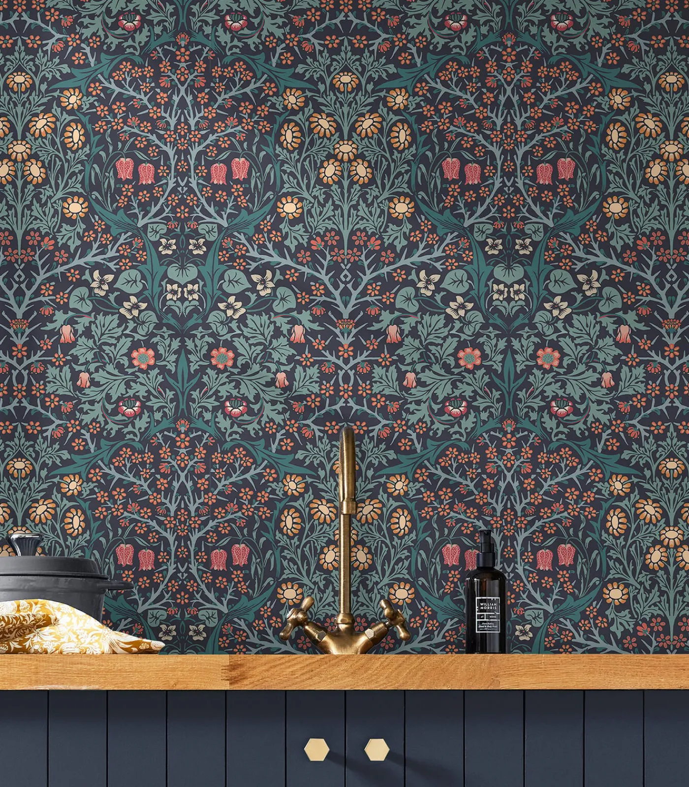 William Morris at Home Vliesbehang Blackthorn Navy