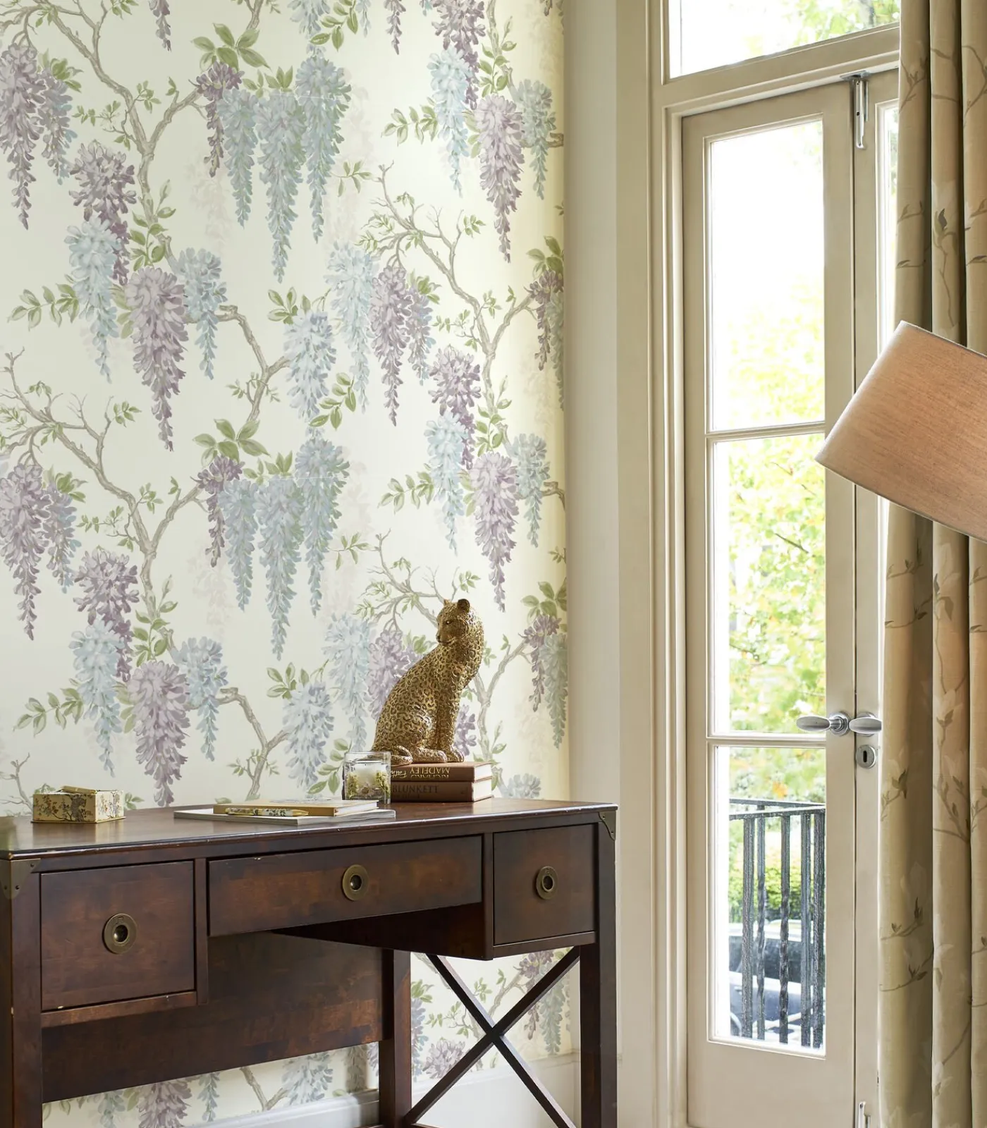 New Vliesbehang Wisteria Garden Pale Iris | Wanddecoratie