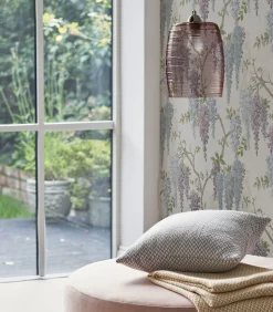 New Vliesbehang Wisteria Garden Pale Iris | Wanddecoratie