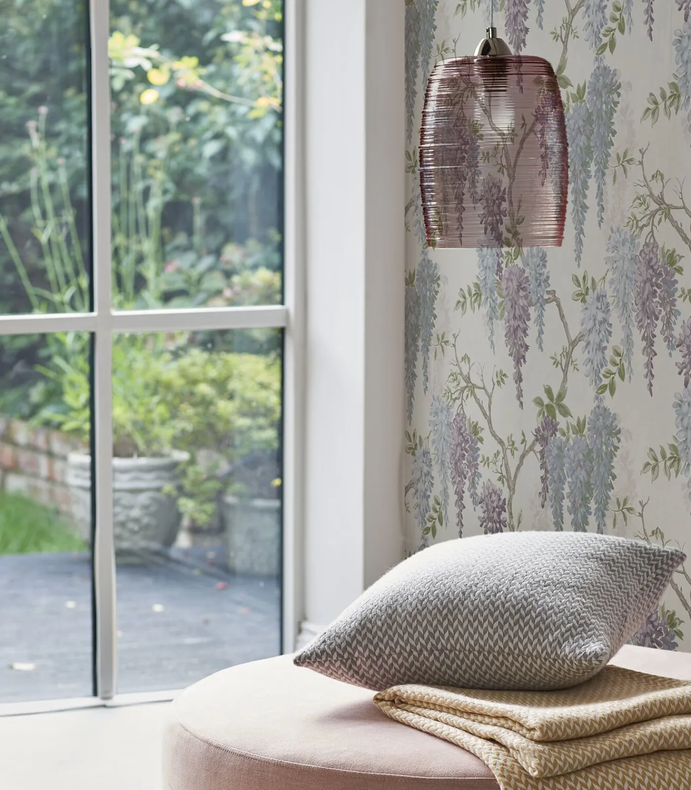 New Vliesbehang Wisteria Garden Pale Iris | Wanddecoratie