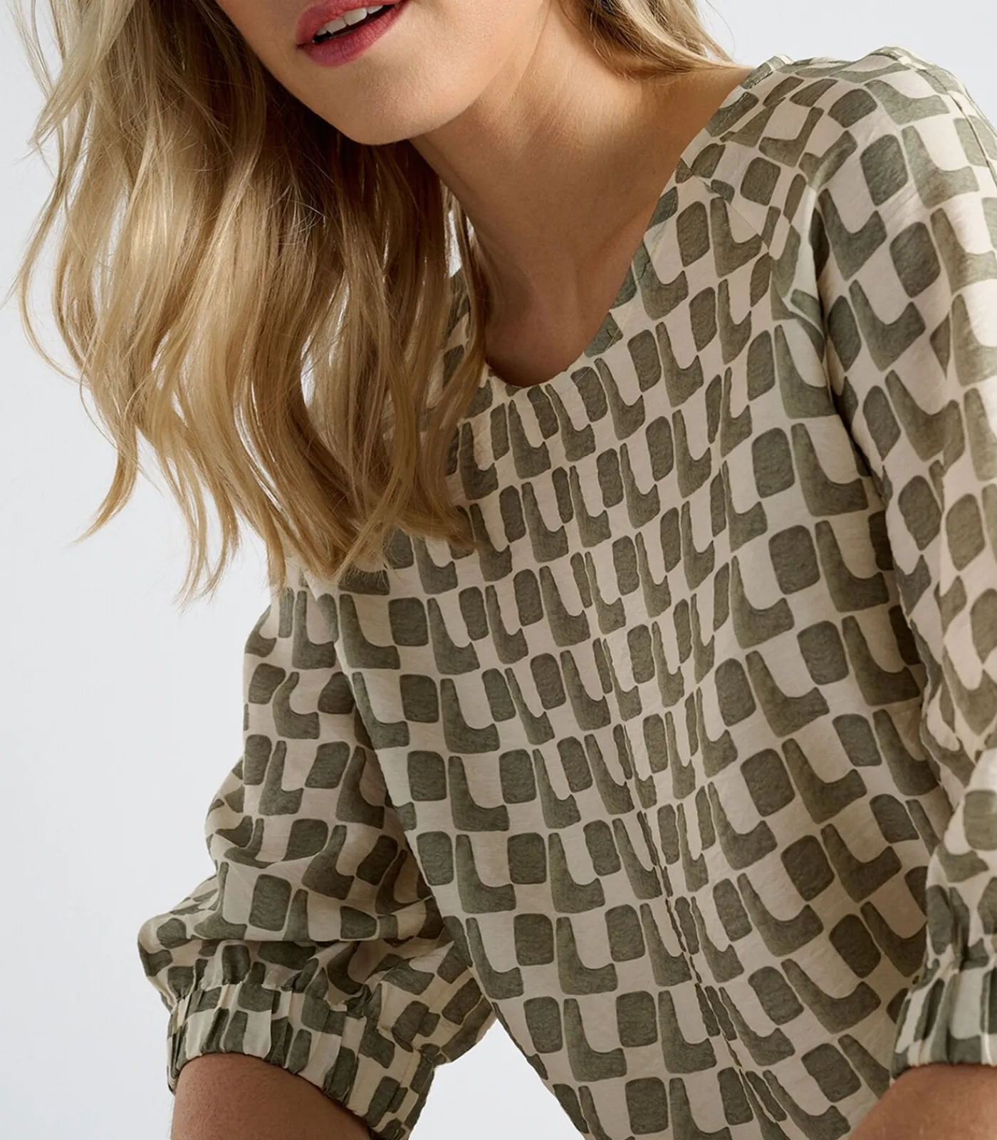 Best Vlot bloesje met print in olijfkleur en ecru DAMES Overhemden & Blouses