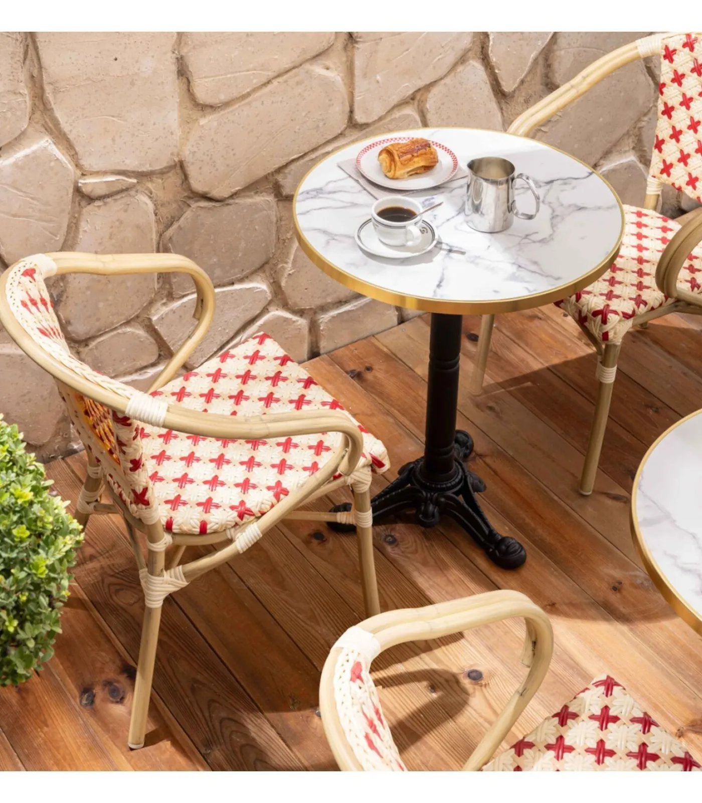 Oviala Witmarmeren terrastafel en 2 rode stoelen set