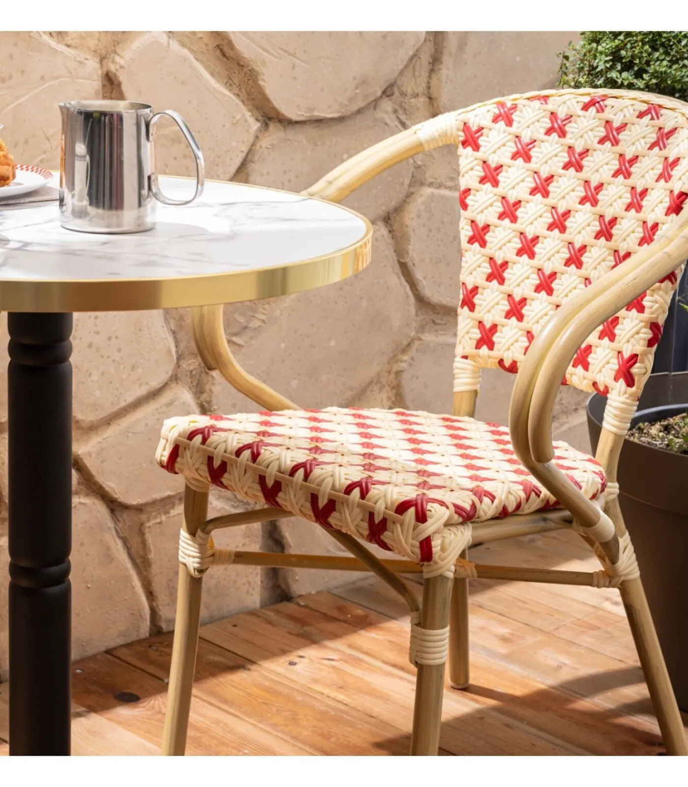 Oviala Witmarmeren terrastafel en 2 rode stoelen set