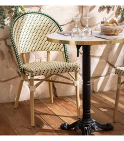 Hot Witte marmeren liggende terrastafel van 60 cm en 2 groene stoelen Tuinmeubelen