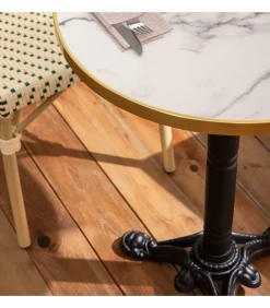 Hot Witte marmeren liggende terrastafel van 60 cm en 2 groene stoelen Tuinmeubelen