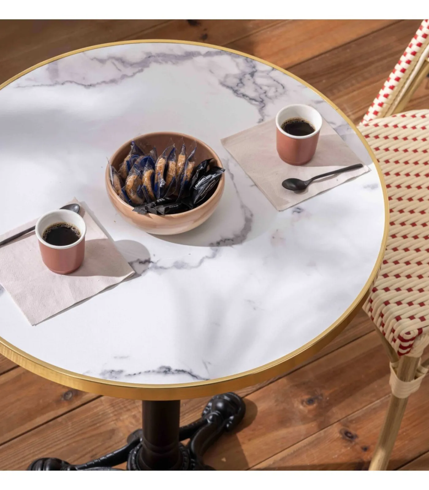 Clearance Witte marmeren terrastafel van 60 cm en 2 rode stoelen Tuinmeubelen