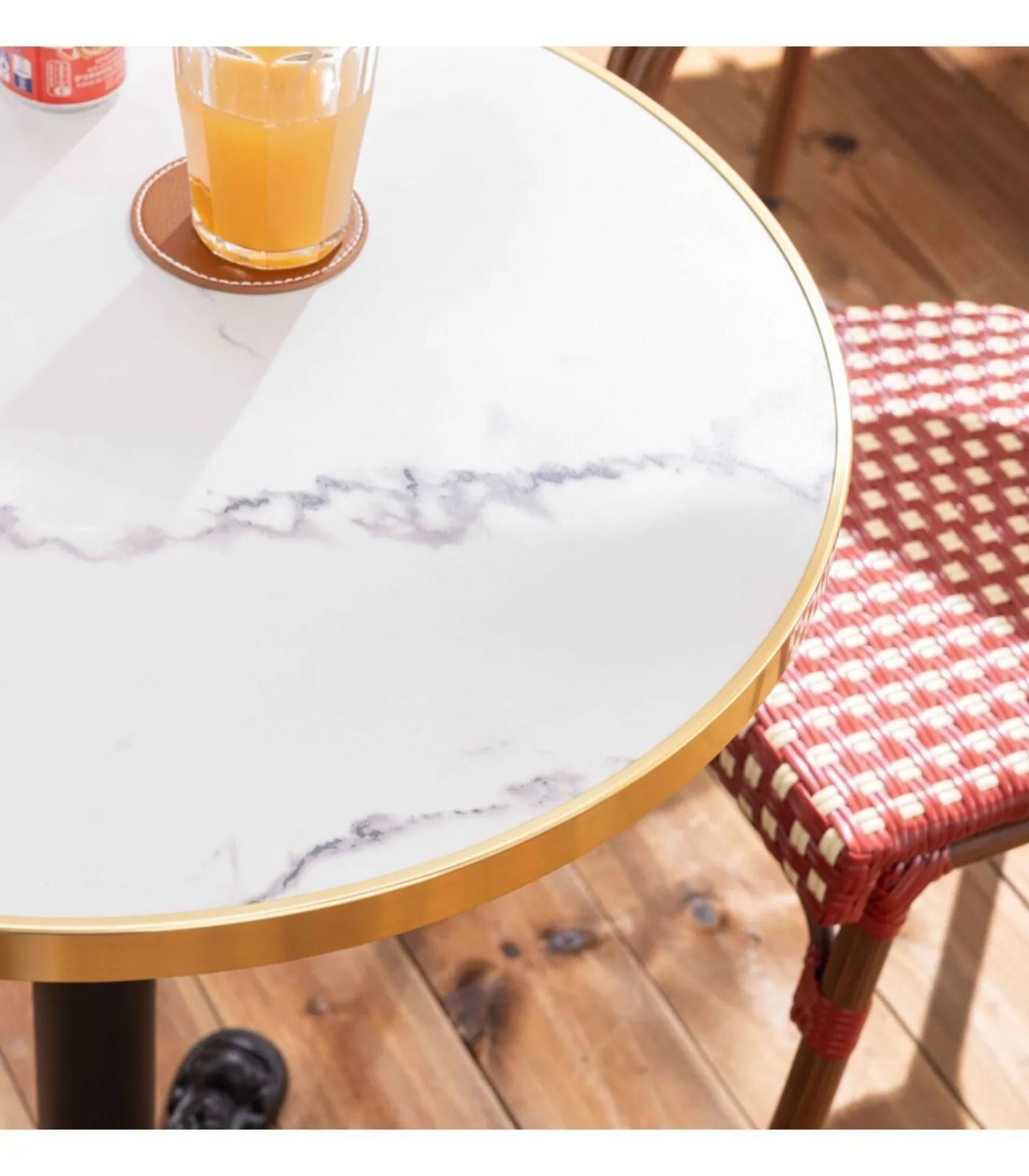 Oviala Witte marmeren terrastafel van 60 cm en 2 rode stoelen