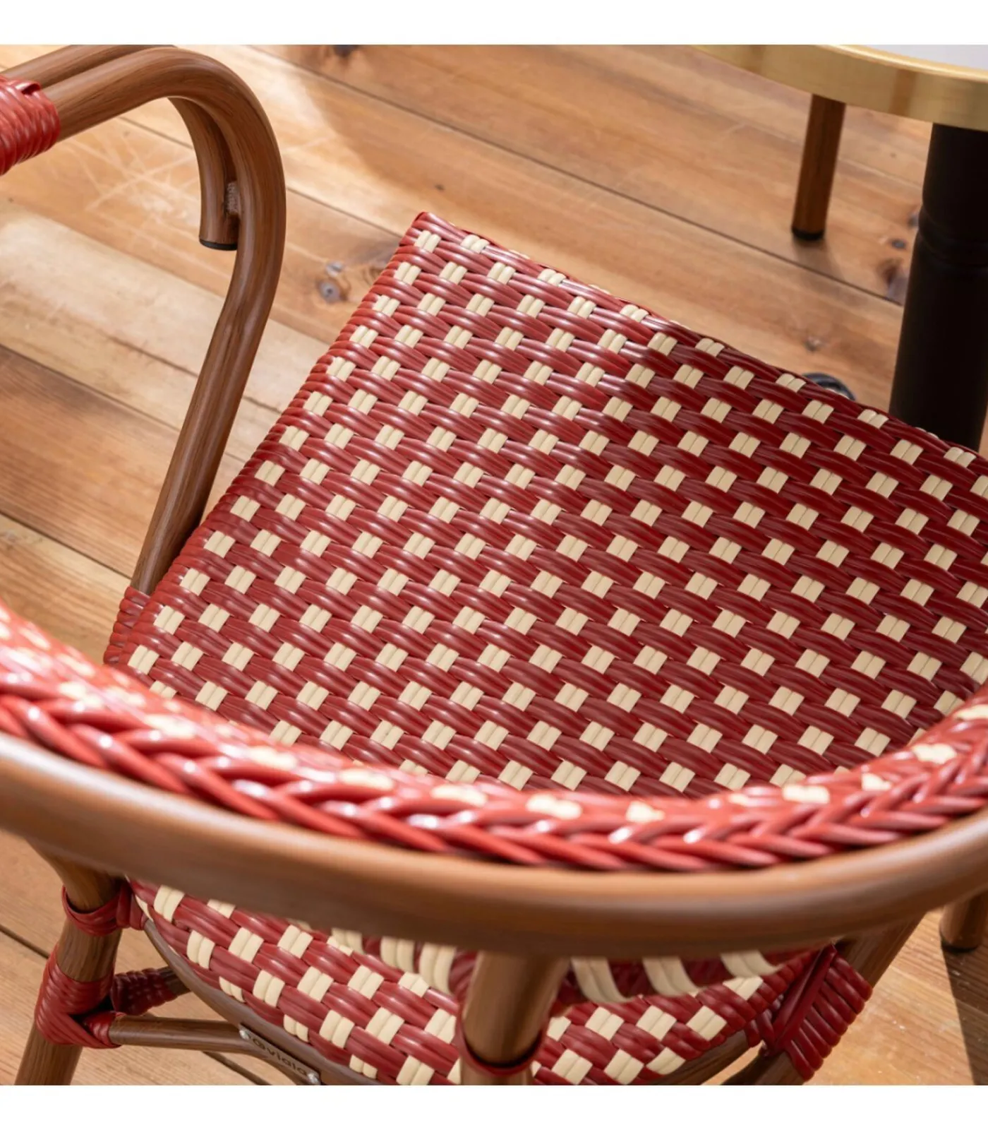 Oviala Witte marmeren terrastafel van 60 cm en 2 rode stoelen